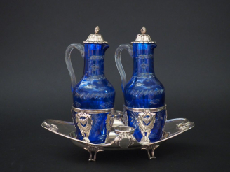 Vente aux enchères 	Huilier - vinaigrier XVIIIème en argent, à décor de guirlandes de fle