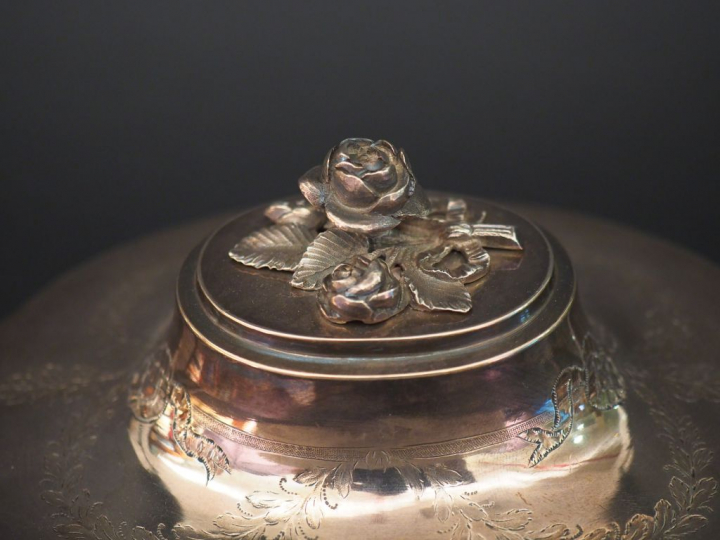 	Sucrier XVIIIème en argent. Prise du couvercle en forme de fleur. Pie