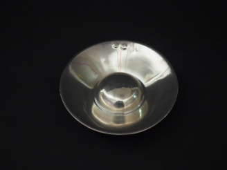 Vente aux enchères 	Taste vin XVIIIème en argent lisse.  Monogrammé. Diam. 10,5 cm  Poids