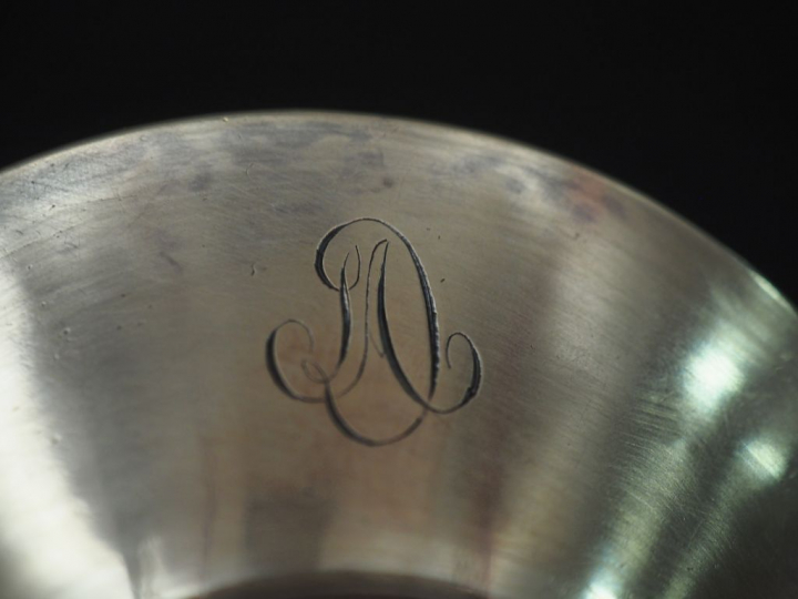 	Taste vin XVIIIème en argent lisse.  Monogrammé. Diam. 10,5 cm  Poids