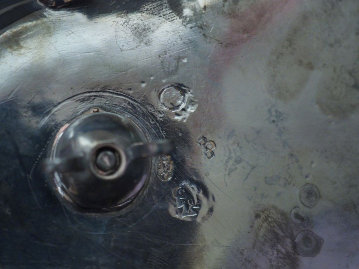 Huilier - vinaigrier XVIIIème en argent de forme navette, à décor de p