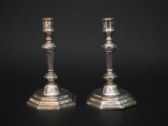 Vente aux enchères 	Paire de flambeaux  XVIIIème en argent, fut balustre. H. 20,5 cm Poid