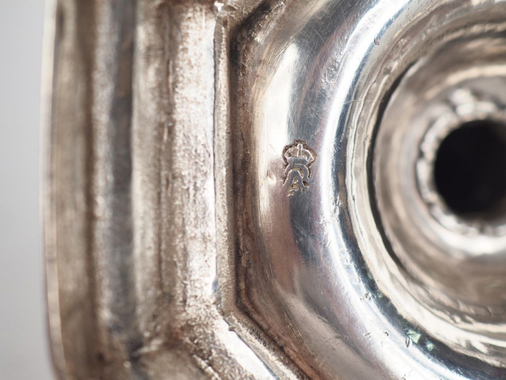 	Paire de flambeaux  XVIIIème en argent, fut balustre. H. 20,5 cm Poid