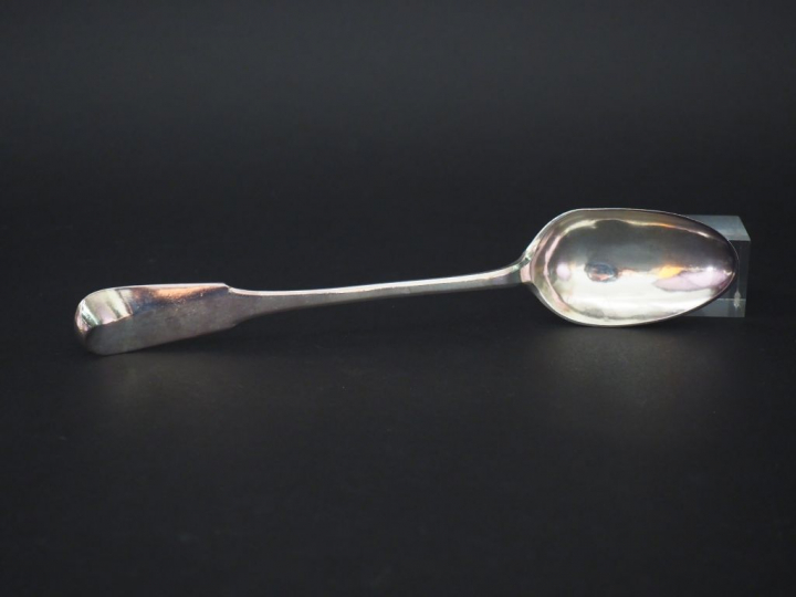 	Cuillère à ragout  XVIIIème en argent, modèle uniplat. Monogrammée. L