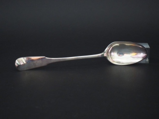 Vente aux enchères 	Cuillère à ragout  XVIIIème en argent, modèle uniplat. Monogrammée. L