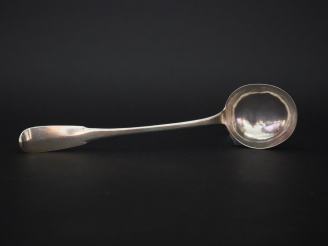 Vente aux enchères 	Louche XVIIIème en argent, modèle uniplat.  Long. 36,5 cm  Poids. 160