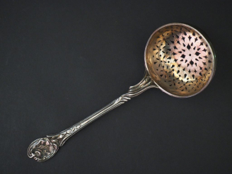 Vente aux enchères Cuillère à saupoudrer XVIIIème en argent, à décor de coquille et feuil