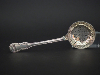 Vente aux enchères 	Cuillère à saupoudrer XVIIIème en argent, modèle à filet et double co
