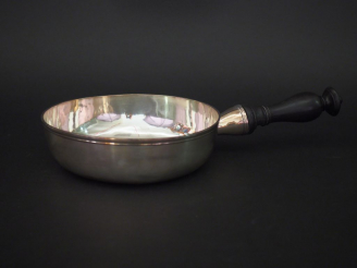 Vente aux enchères 	Poêlon en argent lisse, poinçon au Coq.  Manche ébène. Diam. 21cm Poi