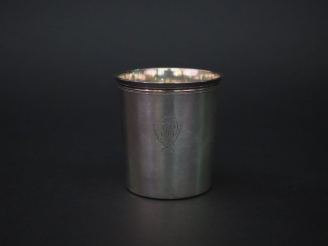 Vente aux enchères Timbale en argent, poinçon au Coq, à décor de cartouche monogrammé et 