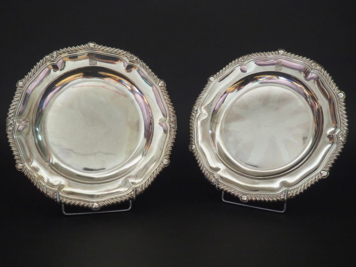 Paire de plats ronds Restauration en argent, poinçon Vieillard, à déco