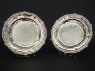 Vente aux enchères Paire de plats ronds Restauration en argent, poinçon Vieillard, à déco