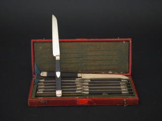 Vente aux enchères 	Suite de douze couteaux à fruits Restauration. Lames argent, poinçon 