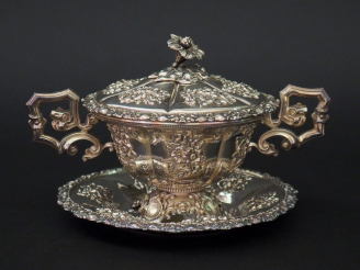 Vente aux enchères 	VEYRAT Sucrier Napoléon III en argent, poinçon Minerve, à décor en ap