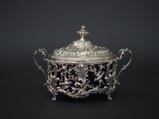 Vente aux enchères Sucrier Napoléon III de style rocaille en argent, à décor ajouré d’ois