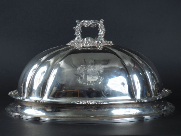 Cloche à rôti Napoléon III en métal plaqué, à décor gravé d’armoiries.