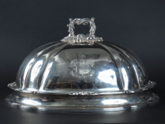 Vente aux enchères Cloche à rôti Napoléon III en métal plaqué, à décor gravé d’armoiries.