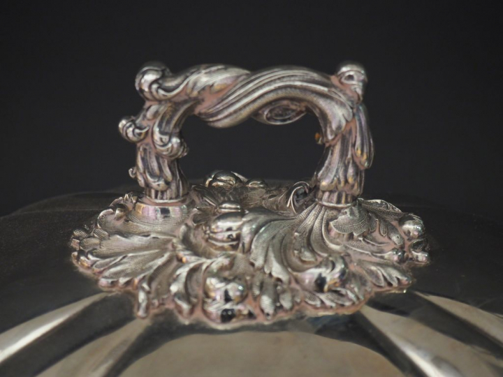 Cloche à rôti Napoléon III en métal plaqué, à décor gravé d’armoiries.