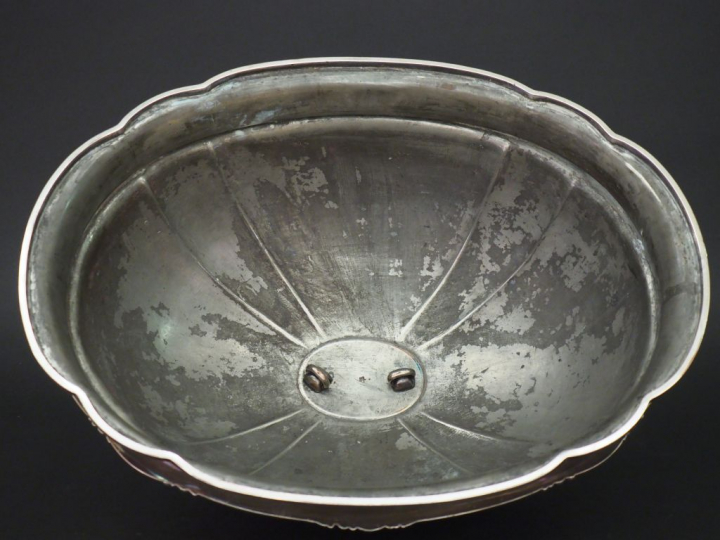 Cloche à rôti Napoléon III en métal plaqué, à décor gravé d’armoiries.