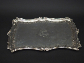 Vente aux enchères 	Plateau rectangulaire à bord polylobé Napoléon III de style rocaille 