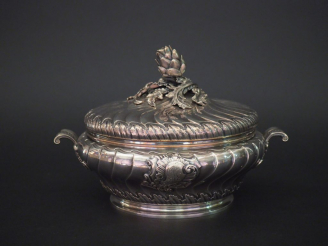 Vente aux enchères G. BACHELET Légumier de style Louis XV en argent, poinçon Minerve à dé