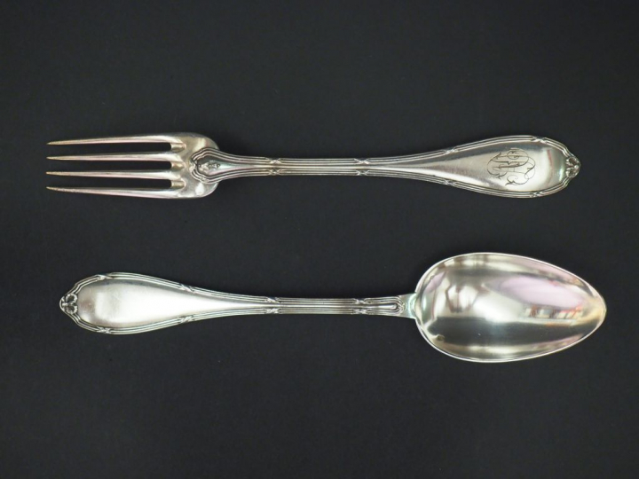 Suite de douze grands couverts de style Louis XVI en argent, poinçon M