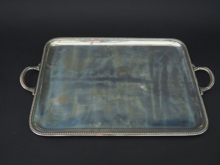 Plateau rectangulaire en argent, poinçon Minerve, à décor de frise de 