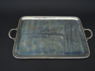 Vente aux enchères Plateau rectangulaire en argent, poinçon Minerve, à décor de frise de 