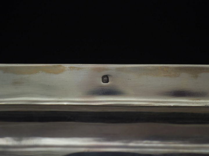 Plateau rectangulaire en argent, poinçon Minerve, à décor de frise de 