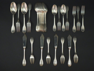 Vente aux enchères Partie de ménagère en argent, poinçon Minerve, à décor d'enroulements.