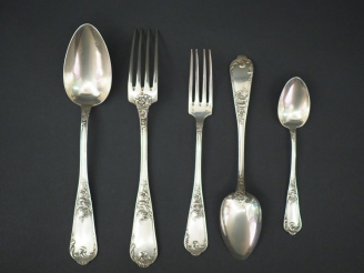Vente aux enchères Partie de ménagère de style Louis XV en argent, poinçon Minerve, à déc