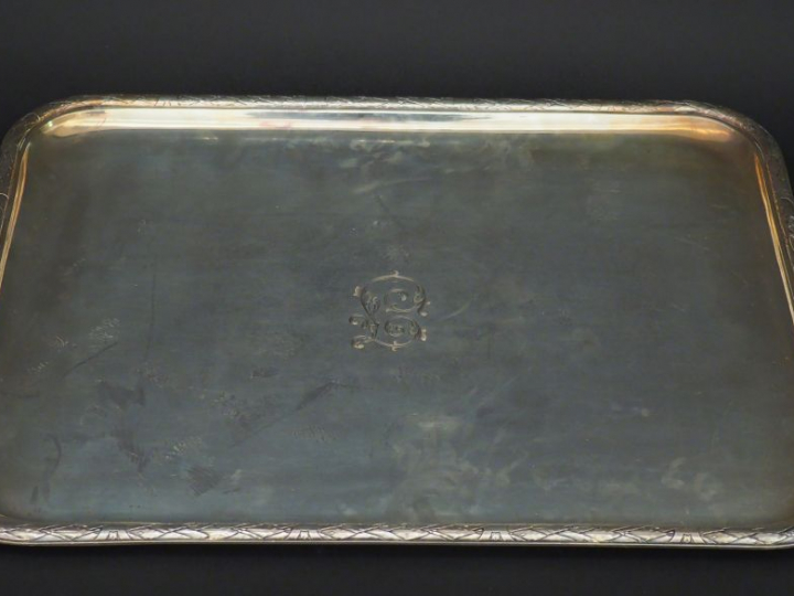 Grand plateau rectangulaire en argent, poinçon Minerve, à décor sur le