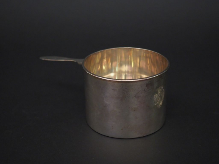 TABURET à Paris Casserole de voyage en argent lisse, poinçon Minerve. 