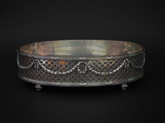 Vente aux enchères 	BOINTABURET à Paris Jardinière ovale de style Louis XVI en argent, po