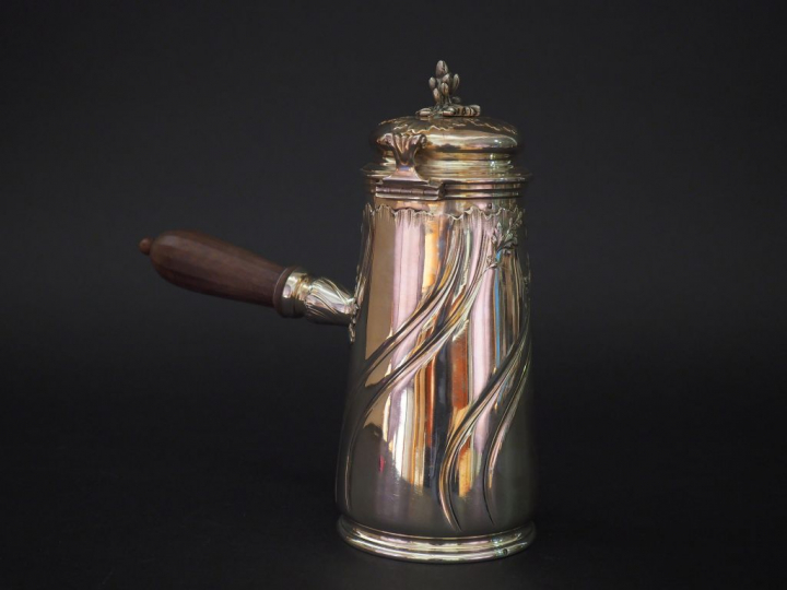 E. PUIFORCAT Chocolatière Art Nouveau en argent, poinçon Minerve, à dé