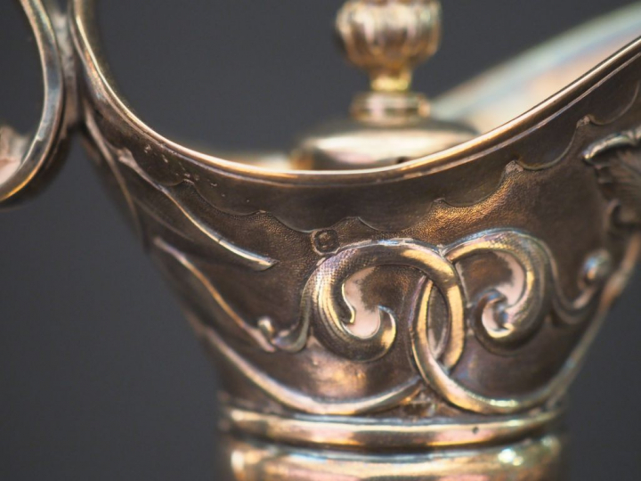 ODIOT à Paris Paire d’aiguières 1900 en cristal gravé et argent, poinç