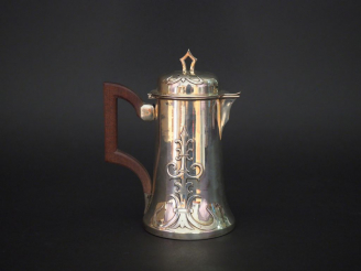 Vente aux enchères E. MOLLE Verseuse 1900 en argent, poinçon Minerve, à décor de fleurons