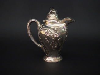 Vente aux enchères 	Verseuse Art Nouveau en argent, poinçon Minerve, à décor de fuchsias.