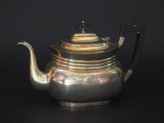 Vente aux enchères Théière en argent étranger, corps balustre, à décor de filets godronné