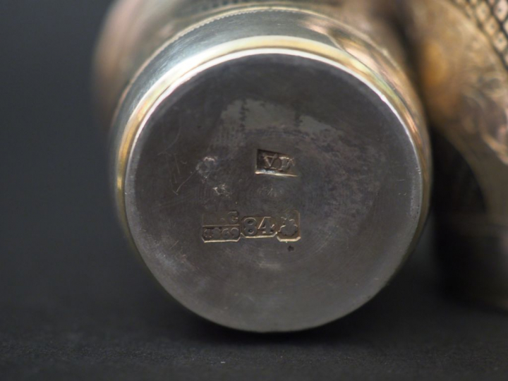 	Suite de six gobelets en argent russe niellé, à décor de treillis, de