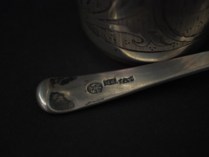 Petit gobelet en argent russe, à décor de rinceaux et de paysages dans