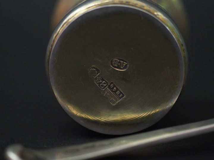 Petit gobelet en argent russe, à décor de rinceaux et de paysages dans