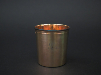 Vente aux enchères Timbale Restauration en vermeil, poinçon Vieillard, à bord légèrement 