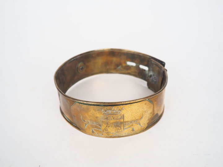 Collier de chien début XIXème en laiton, armorié.
