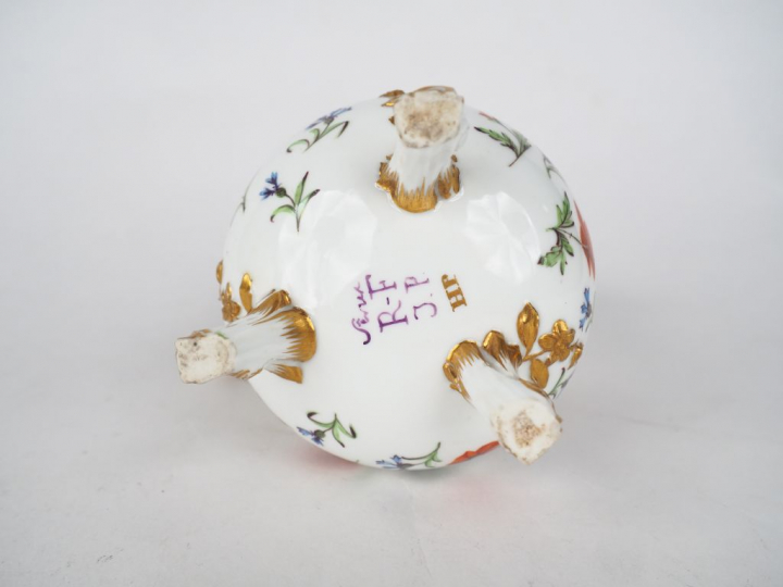 SEVRES. Pot à lait tripode en porcelaine à décor polychrome de bonnet 