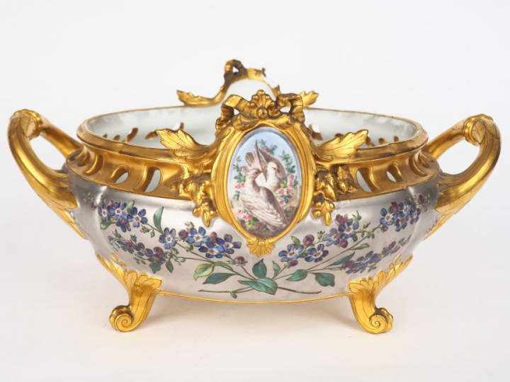 L'ESCALIER DE CRISTAL. Coupe ajourée de style Louis XVI en porcelaine 