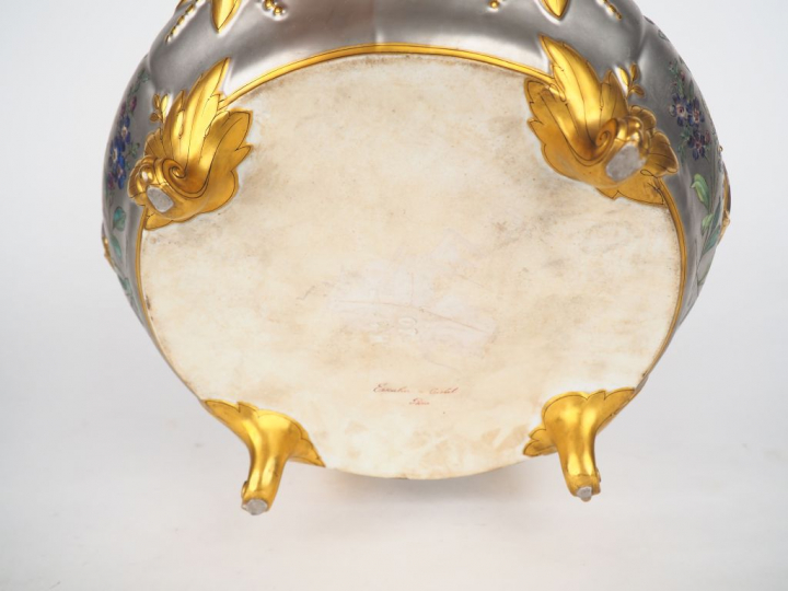L'ESCALIER DE CRISTAL. Coupe ajourée de style Louis XVI en porcelaine 
