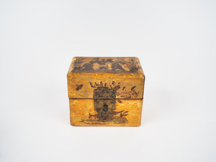 Cave à odeurs Louis XVI en vernis Martin, cristal et argent à décor de