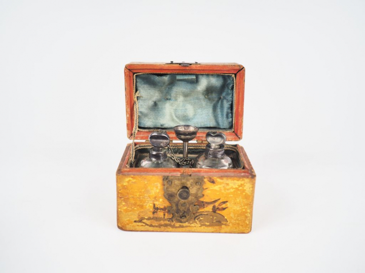 Cave à odeurs Louis XVI en vernis Martin, cristal et argent à décor de