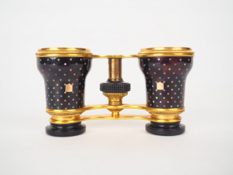 Vente aux enchères Paire de jumelles de théâtre en écaille de tortue et nacre, à décor d'